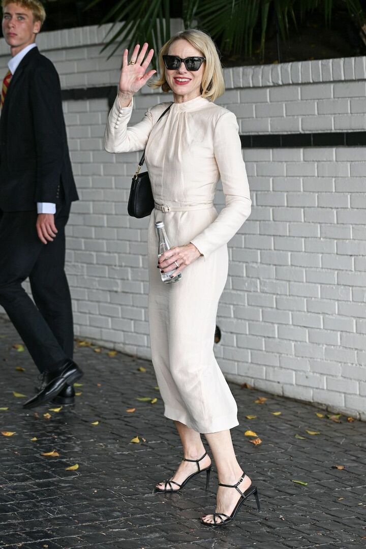 赤のルージュ、ボルドーのネイルカラーがちょうどいい差し色に。