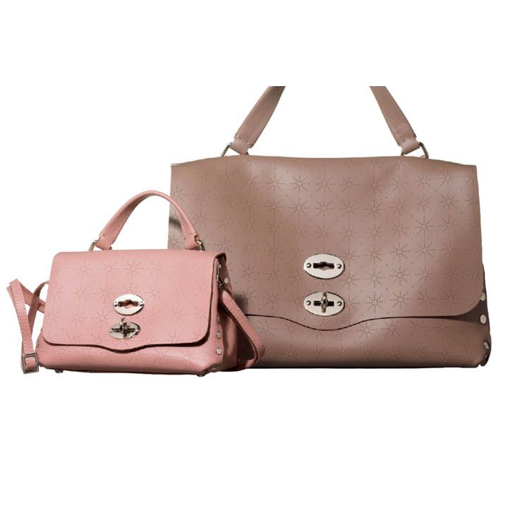 左から／ピンクベージュの『ポスティーナ BABY アストロ』［縦14×横19×マチ10㎝］￥68,000・ライトブラウンの『ポスティーナ M アストロ』［縦23×横36×マチ17㎝］￥98,000［ともにショルダーストラップ付き］（アマン〈ザネラート〉）　[Precious2018年5月号225ページ] 　