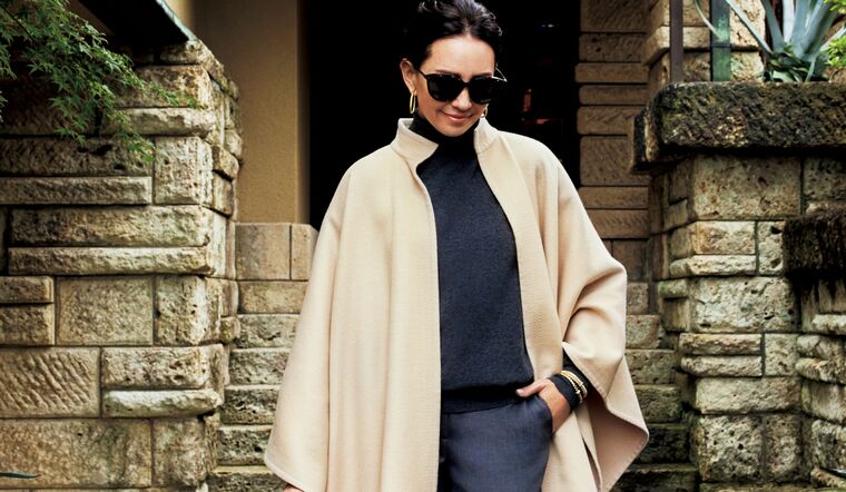 「ミカコ ナカムラ」のケープを着用したモデルのRINAさん