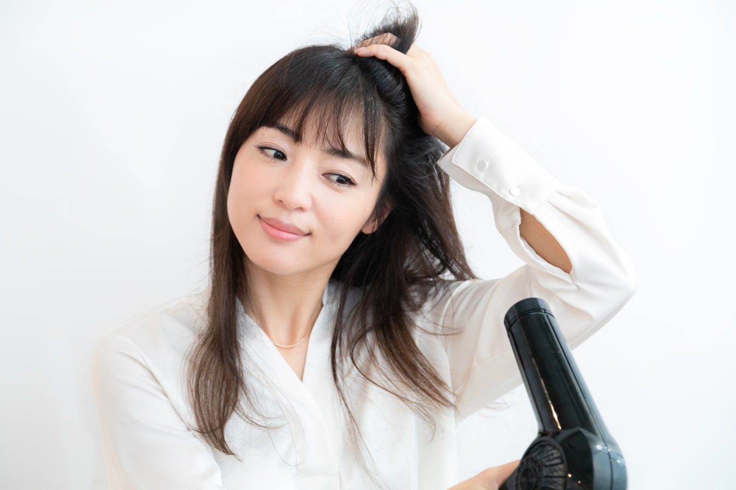 前髪以外の髪は、根元にドライヤーの風を当てて乾かす。根元からしっかり起こして。