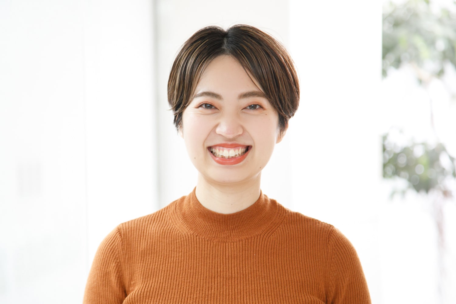 kakimoto arms 自由が丘クレオ店 スタイリストチーフ・山本真実さん。「お花のある生活にハマっていて、週に1度は玄関の花を変えるように。気分が明るくなるのでおすすめです!」Instagramアカウント@massan0116