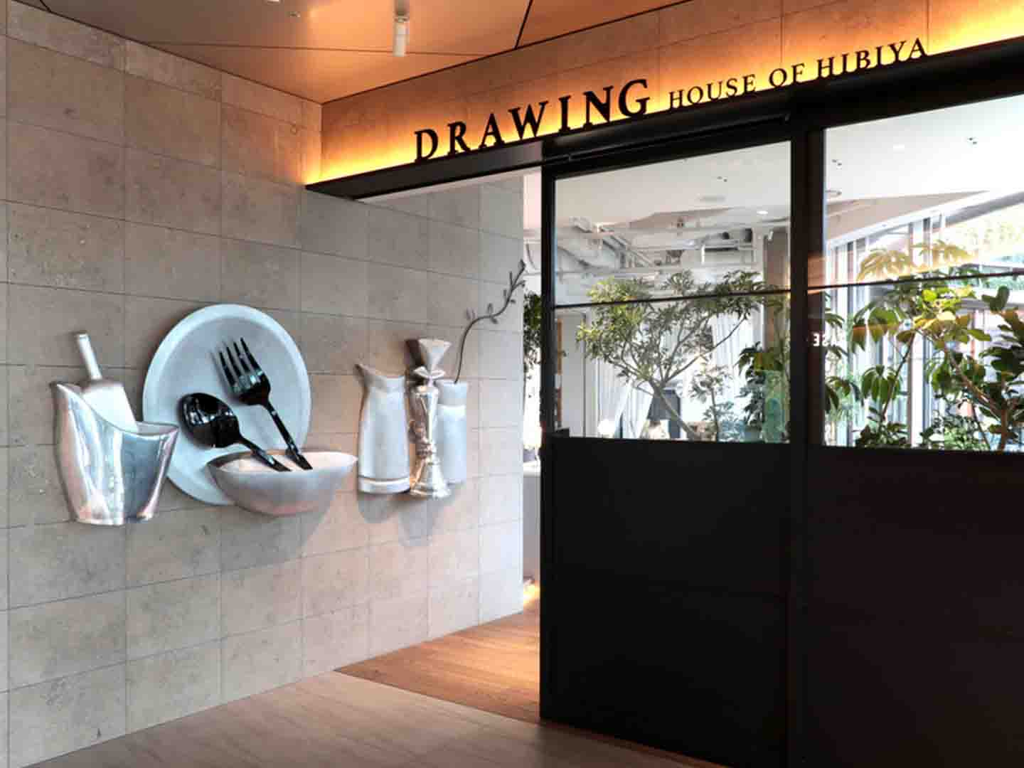 DRAWING HOUSE OF HIBIYA(ドローイング ハウス・オブ・ヒビヤ)の入り口。カトラリーを模した壁アートがお出迎え