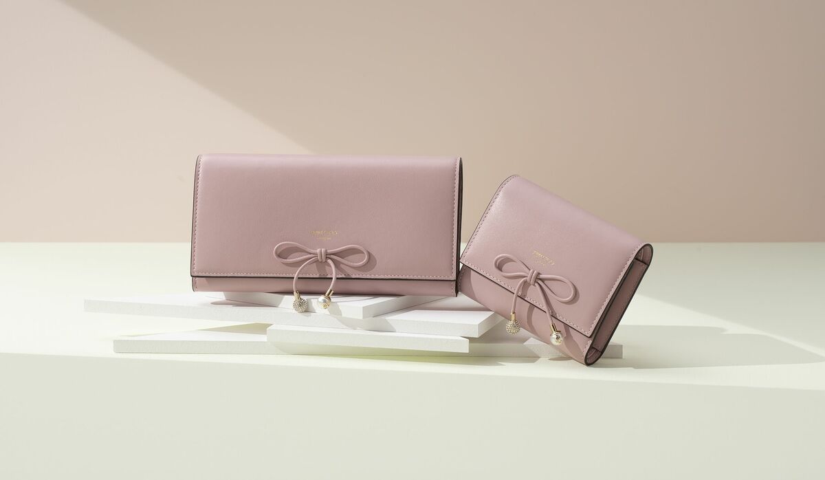 新紙幣発行の今が買い替え時！「ジミー チュウ」の新作財布｜定番