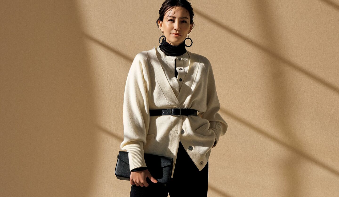 「効かせ」て重ねる知的なコントラストを活かしたコーディネートを着用したモデル