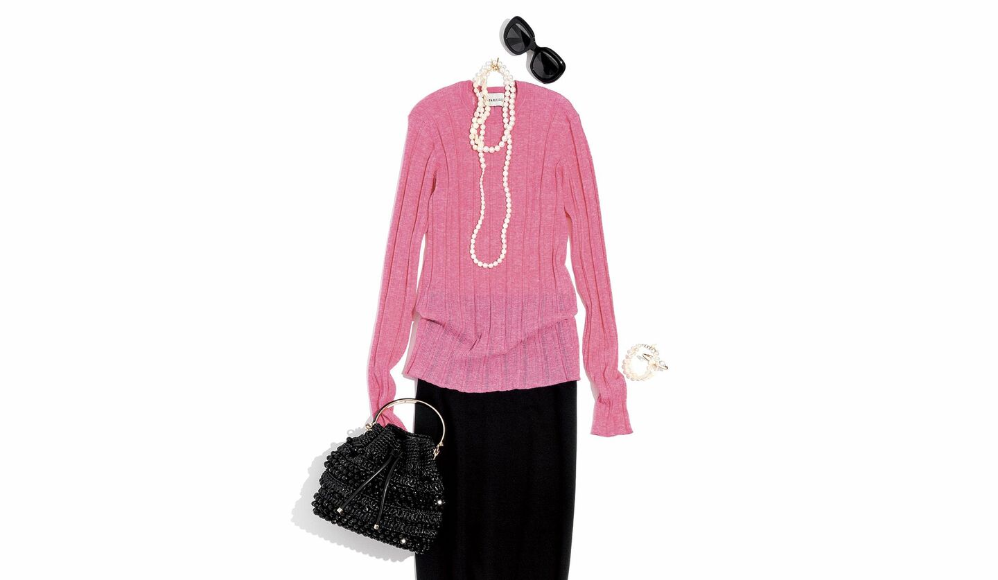 ピンクのシアーリブニットとブラックのロングタイトスカートのコーディネート