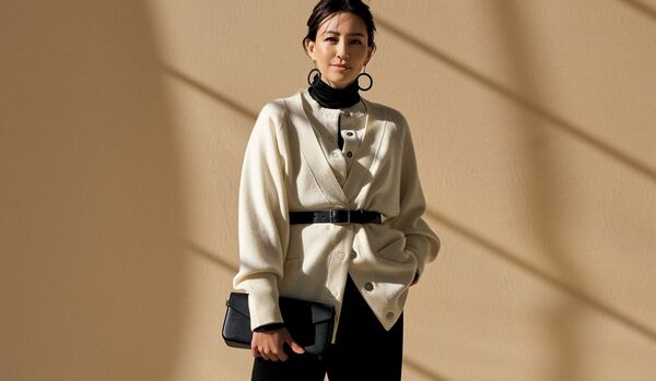 白を重ねて黒をすっきり“効かせる”フェミニンなモノトーンスタイル|こなれたレイヤード感が生まれて