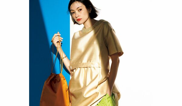 色鮮やかな「プラダ」の最旬トリコロールスタイル｜この春注目の“マルチカラーミックス”で新たな洗練へ