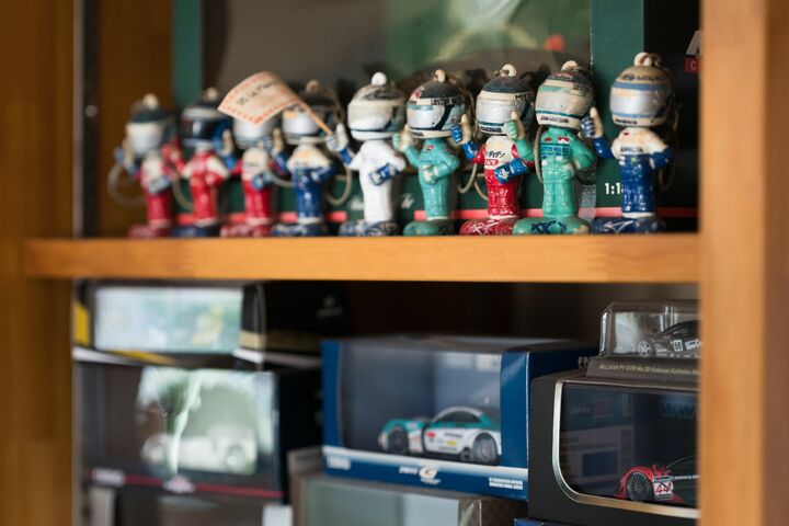 リビングには、夫でありレジェンドレーサー・関谷正徳さんのトロフィーや1:18スケールモデルが並ぶ。関谷さんは1970年後半からレースに出場し、1995年に日本人として初めて『ル・マン24時間レース』で総合優勝。そのほか11回もル・マンに挑戦し表彰台2度も上がる実績の持ち主。『全日本GT選手権』や『F3000』ほか、国内外でトップレーサーとして活躍。2000年の引退後は監督や若手育成に尽力している。 