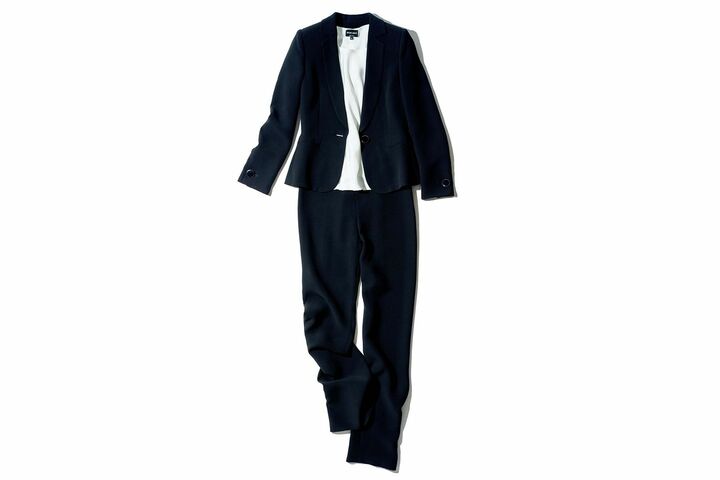 ジャケット￥350,000・パンツ￥173,000［シルクダブルクレープ］・ブラウス￥125,000［シルク］（ジョルジオ アルマーニ ジャパン〈ジョルジオ アルマーニ〉）