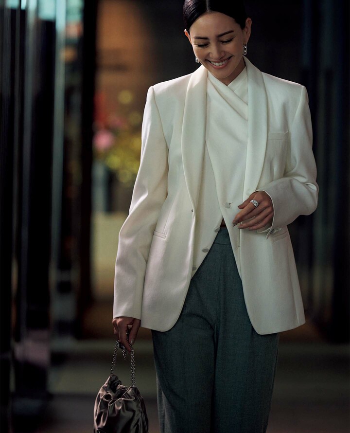 マックスマーラのウエアを着用したモデルのRINAさん