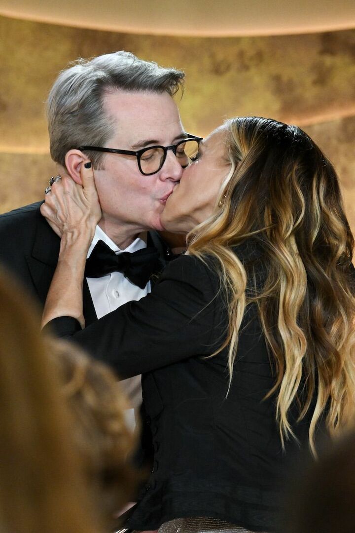 サラ・ジェシカ・パーカーがゴールデン・グローブ賞のテレビ部門の功労賞であるキャロル・バーネット賞を授与し、祝福のキスをするふたり。