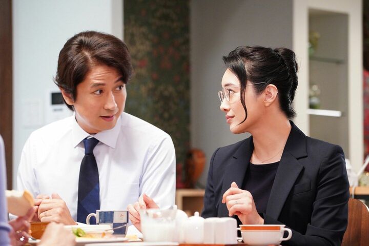 第9話での賢治(谷原章介さん)と葉子(仲間由紀恵さん/右) ©日本テレビ