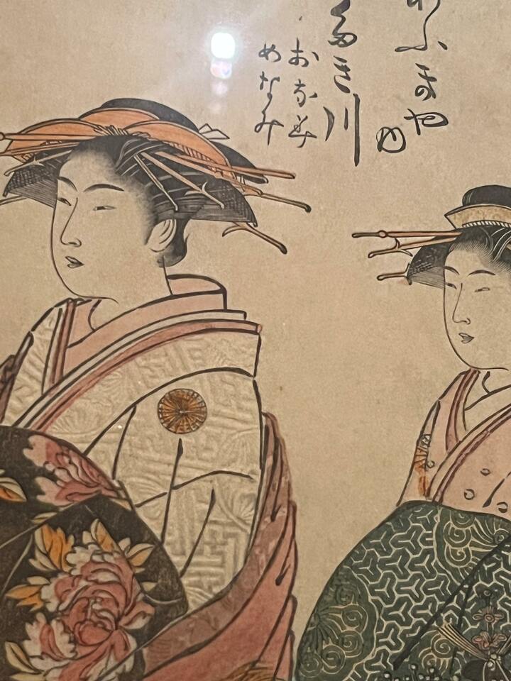 展示室で左右上下にと角度を変えながら眺めると、くっきり柄が浮かび上がる鑑賞ポイントが見つけられるはず! ※取材許可のもと撮影しています。展示室は一部を除いて撮影禁止です。