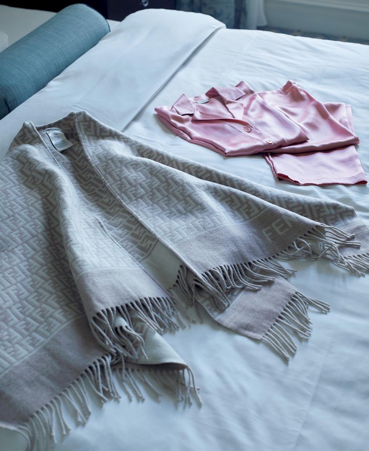 パジャマ［上下セット価格］￥59,400（ラペルラ ジャパン）、ポンチョ［縦135×横135cm］￥221,100（フェンディ ジャパン）