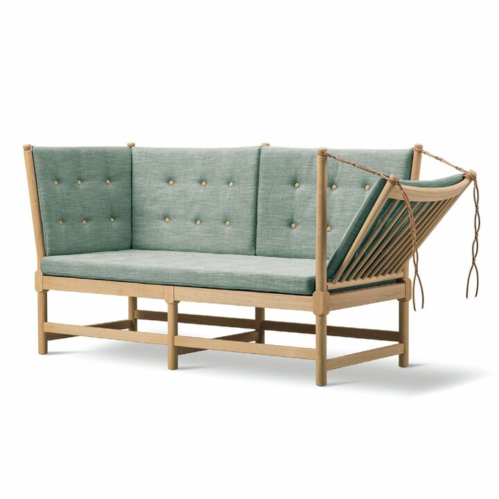 「1789 スポークバックソファ」￥1,313,000～／張り地によって価格が異なります【幅160～197×奥行き76.5×高さ86cm、シート高40cm】（スカンジナビアンリビング〈フレデリシア〉）　［Precious2019年8月号242ページ］