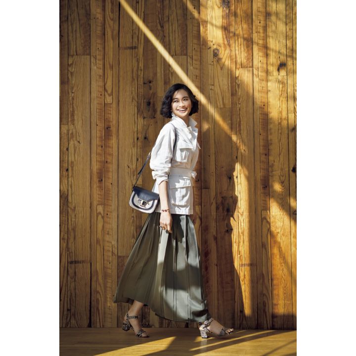 ジャケット(アングローバル〈イレーヴ〉)、スカート(Theory luxe)、ピアス・バングル・リング(TASAKI)、バッグ・靴(トッズ・ジャパン) 撮影/水田 学(NOSTY) BY:『Precious6月号』小学館、2020年