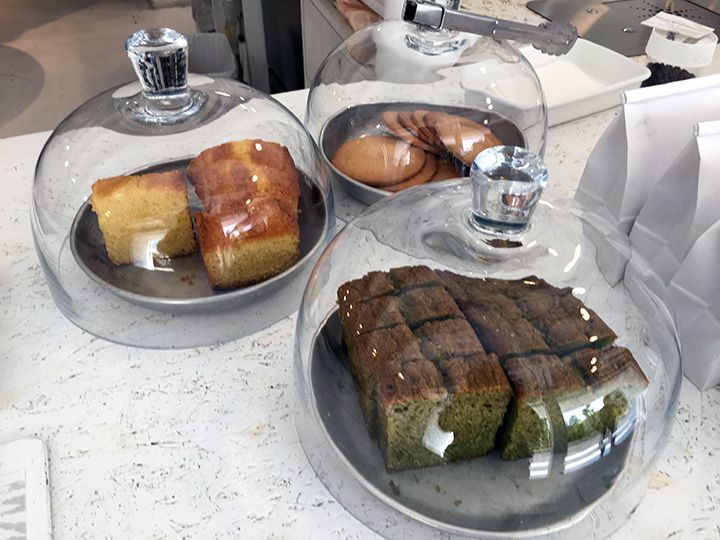 パウンドケーキは自家製でそれぞれ \300