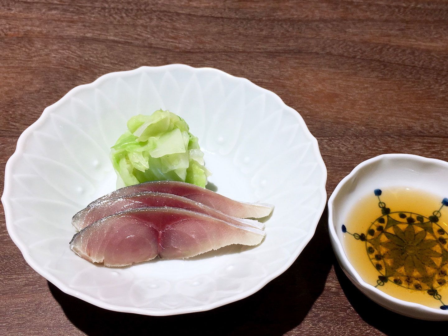 鯖の刺身は土佐酢でいただく。身が美しい!