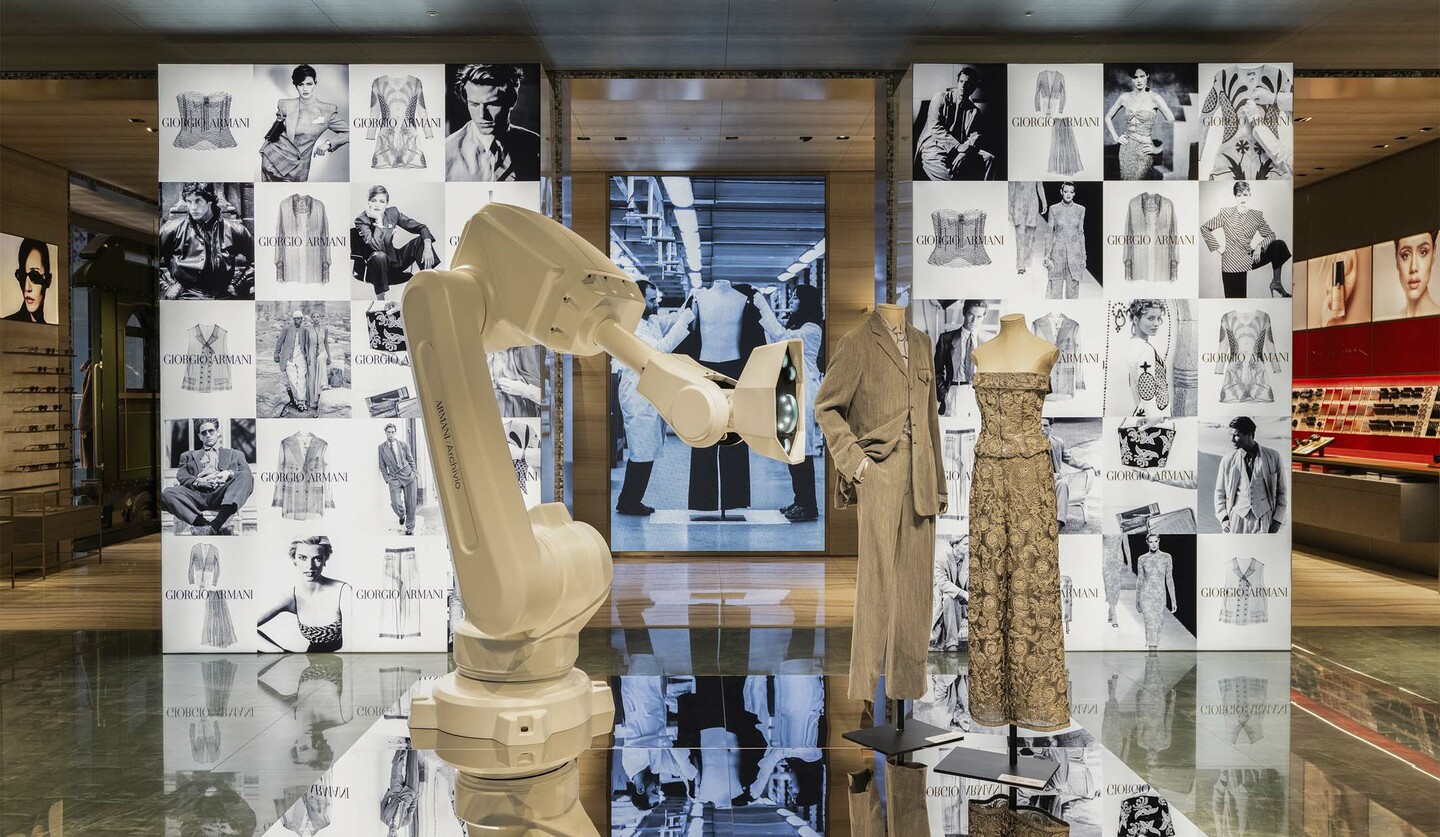 アルマーニ / 銀座タワーにて開催中の展示「ARMANI/Archivio」の1階写真