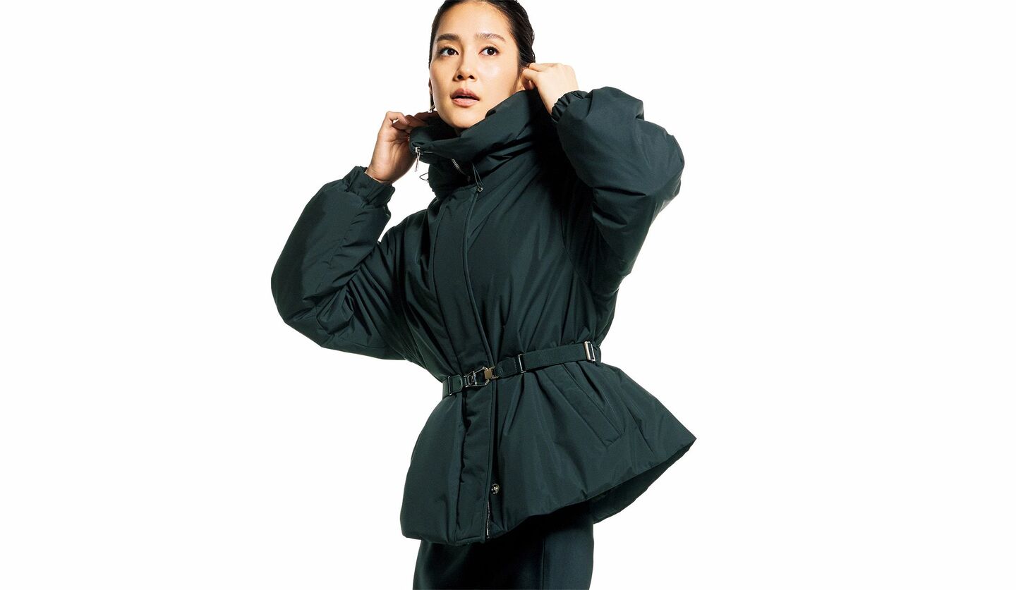 「ムーレー」のショートダウンと「マーロ」　のロングスカートを着用したモデル