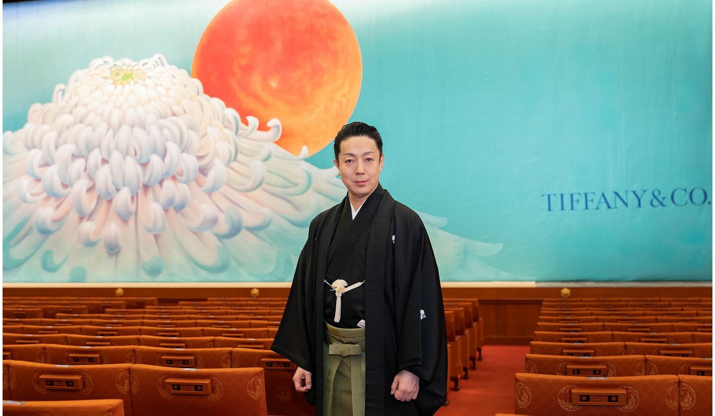 東京・銀座の歌舞伎座で開催中の、八代目 尾上菊五郎襲名披露公演『六月大歌舞伎』に出演の尾上菊五郎氏と「ティファニー」が贈呈した祝幕の画像
