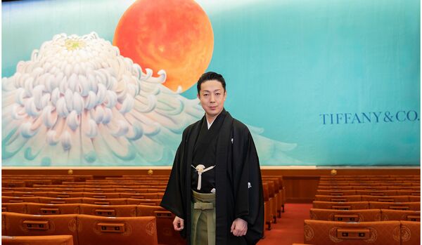 八代目 尾上菊五郎襲名披露公演『六月大歌舞伎』開幕｜“ティファニー ブルー” の美しい祝幕をお披露目