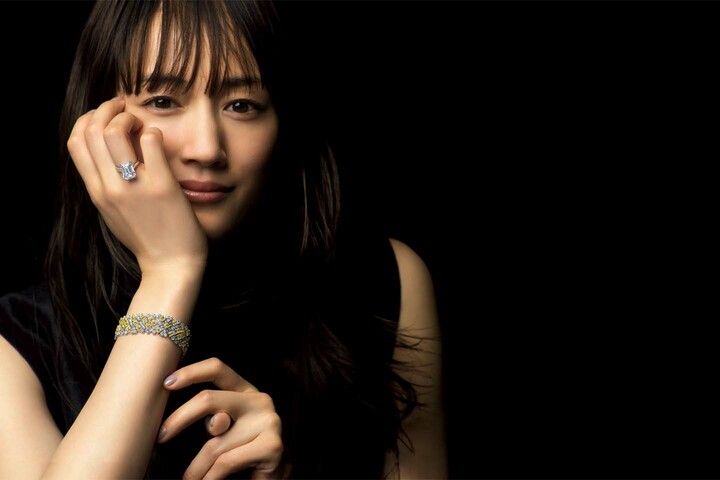 ハリー・ウィンストンのリングとブレスレットを着用した綾瀬はるかさん