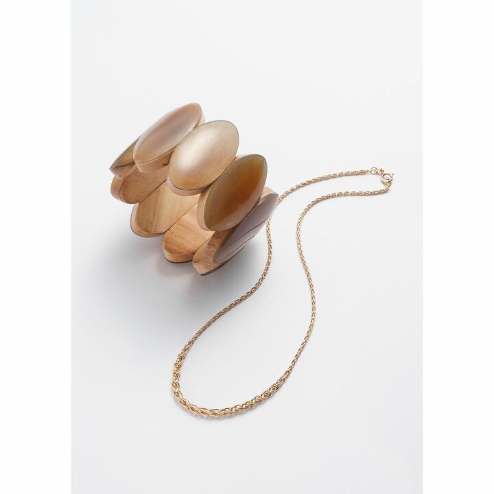 ［左］バングル￥15,000(チェルキ<ギャレッタ>)　［右］ネックレス￥110,000(ウノアエレ ジャパン<ウノアエレ>)　