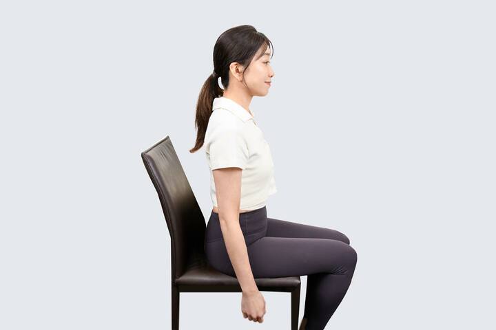 左右の坐骨に均等に体重を乗せる