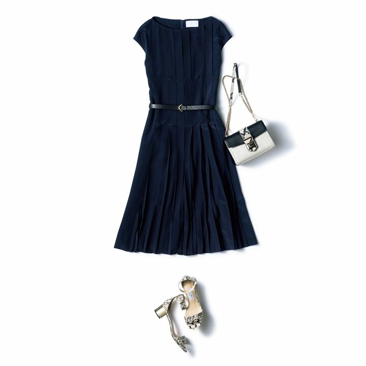 バッグ￥153,000・靴￥98,000（JIMMY CHOO）、ワンピース￥150,000（ストラスブルゴ〈ザ ハイアリン〉）、ベルト￥12,000／参考価格（アマン〈アトリエ アンボワーズ〉）　［Precious2019年5月号152ページ］