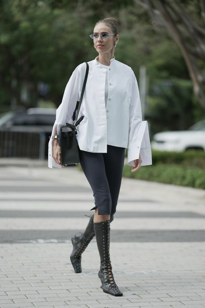 モノトーンスタイルにシルバーアクセサリーを投入し、格好良さを上乗せ。