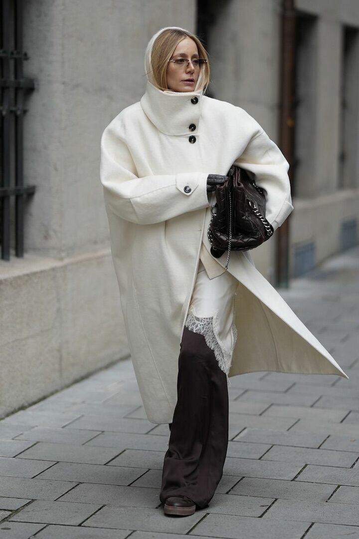 スカーフを頭に巻きつつ、コートの襟をしっかり立ち上げ、まるでフードのような見た目に。