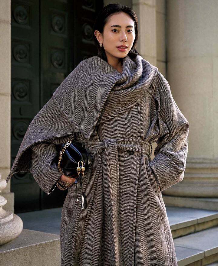 「フェラガモ」のラップコートを着用したモデルの土屋巴瑞季さん