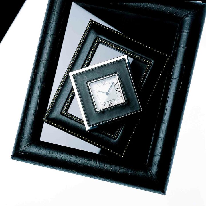 ●『フォトフレーム』大［横25.4×縦33.02cm］￥70,000・『フォトフレーム』小［横12.7×縦17.8cm］￥26,000・『クロック』［横13.1×縦13.1×奥行き3.5cm角］￥85,000　黒のレザーをまとった存在感のあるフォトムレーム。クロックは黒のレザーとニッケル仕上げのクールな輝きのコントラストが魅力的。ラルフ ローレン表参道店限定。（ラルフ ローレン〈ラルフ ローレンホーム〉）