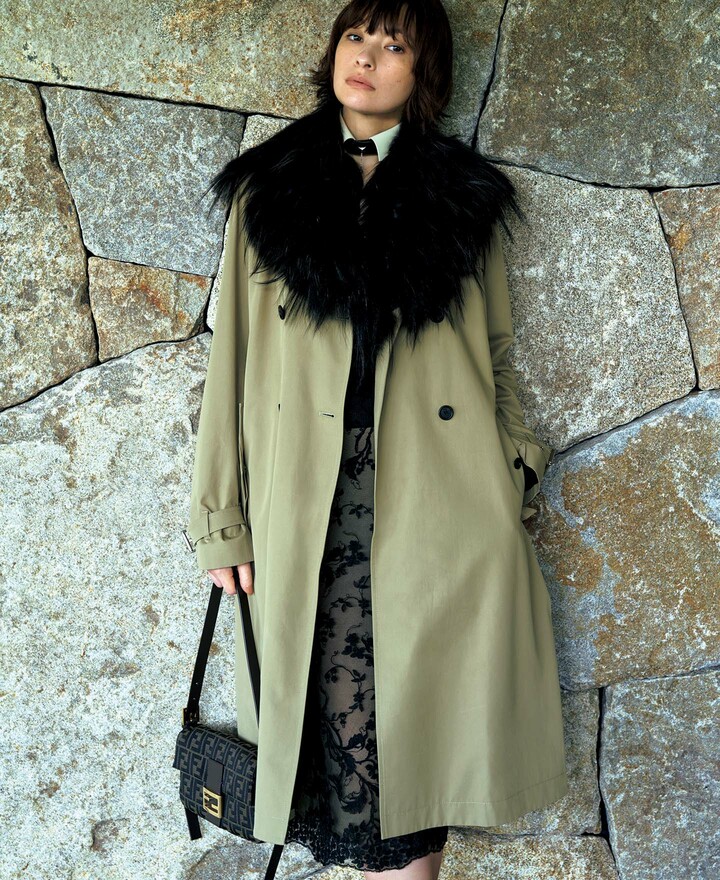 「フェンディ」のコートを着用したモデルの太田莉菜さん