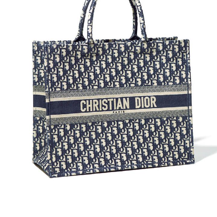 バッグ『ブック トート』［縦35×横42.5×マチ19cm］￥205,000／予定価格（クリスチャン ディオール〈ディオール〉）