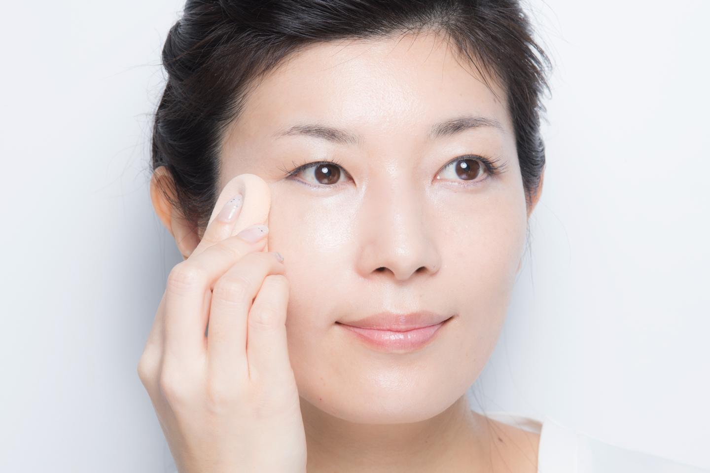 スポンジを使うと、余分なファンデーションを吸わせることができるので、厚みを出しても崩れにくく。