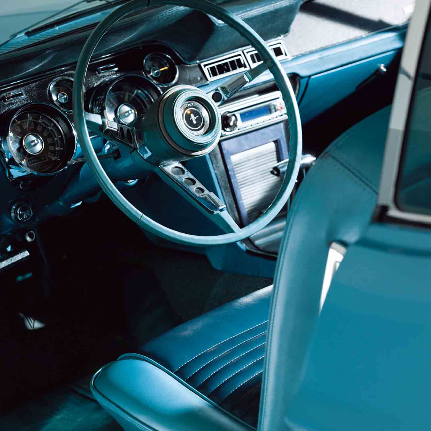 初代は1964年に登場。ベースモデルの装備を簡素化して価格を抑え、ATやビニールレザーシートほか、多くのオプションが選べる「フルチョイスシステム」の導入で大ヒットした。中古車相場は350万~500万円。写真のモデルは5リッターV8エンジン搭載の「クーペ302」(’ 67年式)。(撮影協力/フレックスオートレビュー横浜本店
