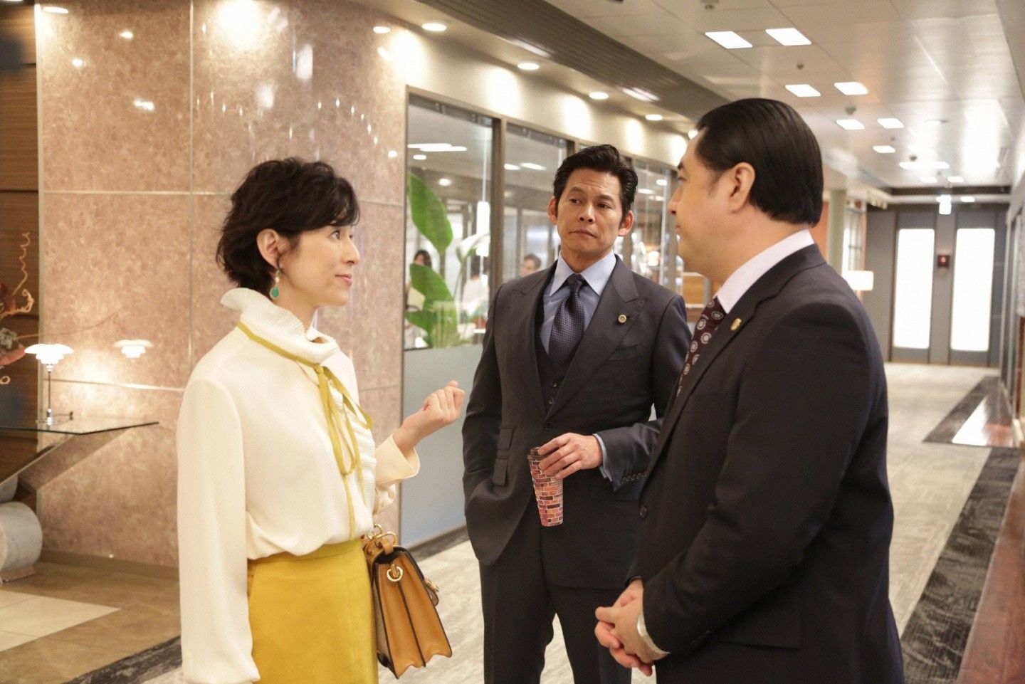 ドラマ_5,テレビ番組_5,大人コーデ_5,ブラウス_5,スカート_2,イヤリング_5
