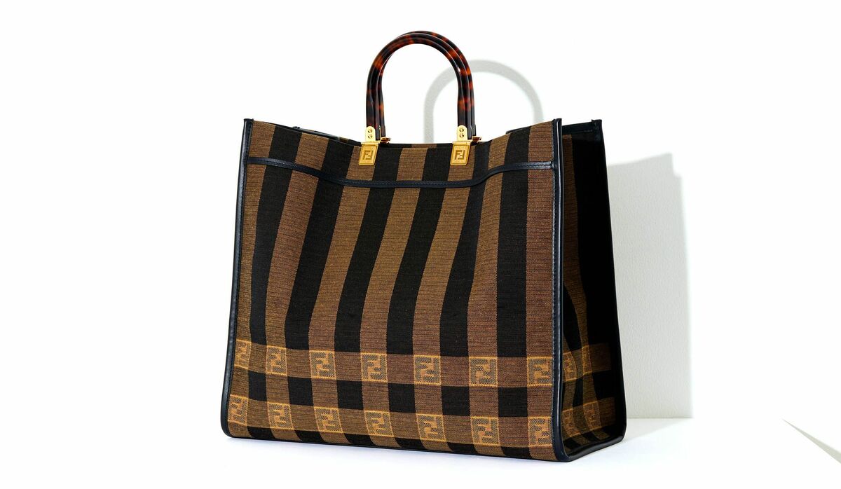 Fendi ゴールド パーティーバッグ Fendi Raffia Lurex Vitello Laminato F is Fendi FF Crochet Mini Mon