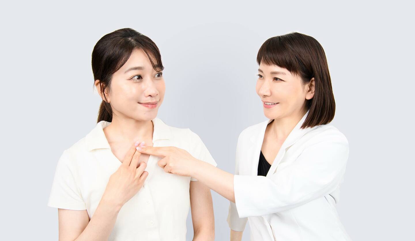 エイジングデザイナーの村木宏衣さんがモデルの女性にあご下のもたつきを解消するメソッドを指導している画像