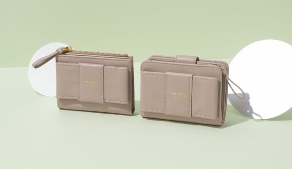 品格を日常に！「プラダ」の本命財布｜シックなニュアンスピンクに甘さ控えめのリボンをあしらった新デザイン