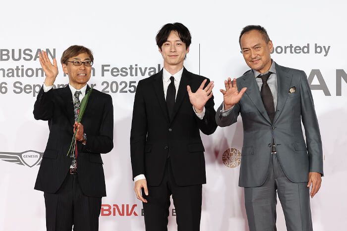 2025年9月17日、出演映画『盤上の向日葵』が出品された第30回釜山国際映画祭のオープニングセレモニー。左は熊澤尚人監督、中央は主演の坂口健太郎さん。
