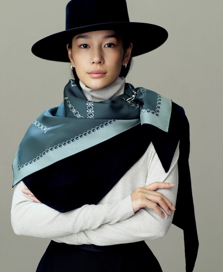 柄スカーフに無地ストールをレイヤードしたモデルの大塚まゆかさん