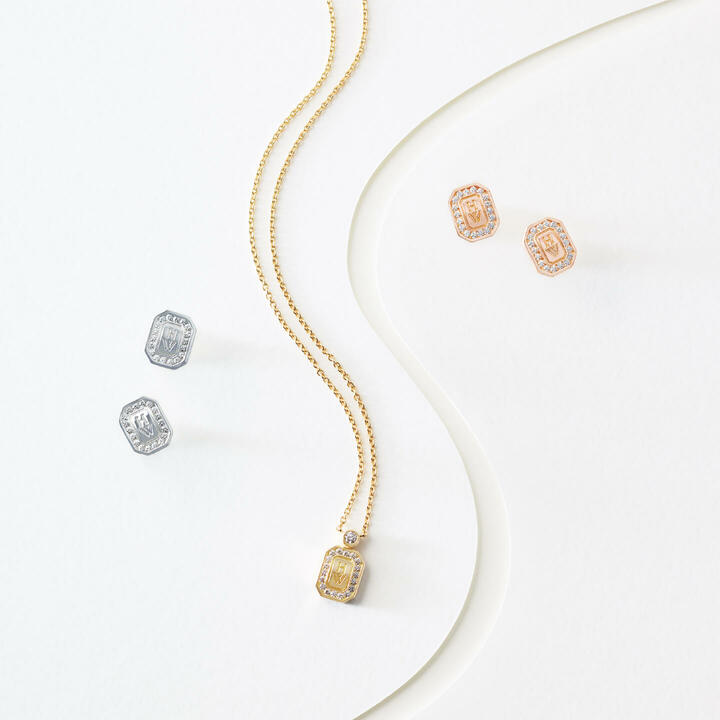 左から／イヤスタッズ￥450,000［ダイヤモンド×ホワイトゴールド］・ペンダント￥340,000［ダイヤモンド×イエローゴールド］・イヤスタッズ￥420,000［ダイヤモンド×ローズゴールド］