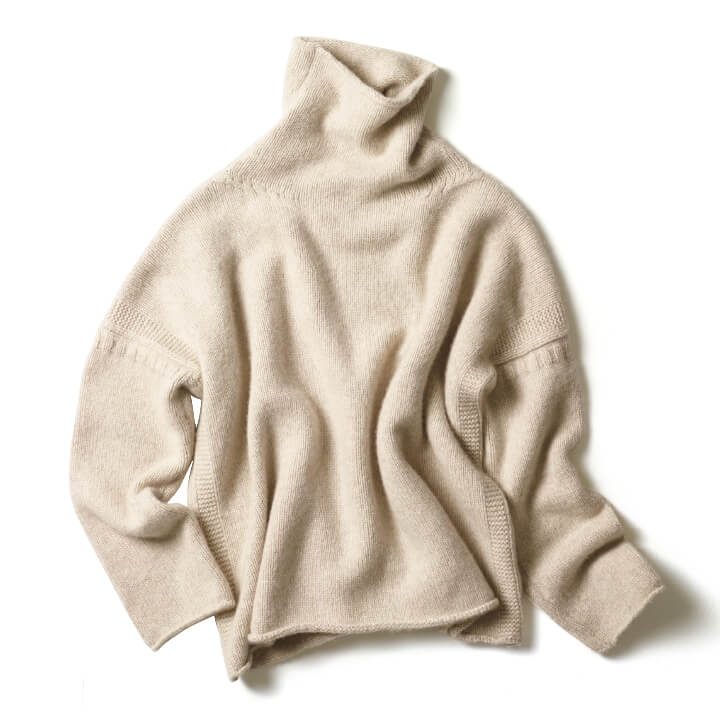 カシミヤの自然な色と風合いを生かすために襟と身ごろはひと続きにしつつ、サイドのガーター編みで引き締めて。身ごろ続きのハイネックがゆったりシルエットにやわらかなニュアンスを演出します。ニット［カシミヤ］￥179,000（三喜商事〈バンフォード〉）　[Precious2019年2月号128ページ]