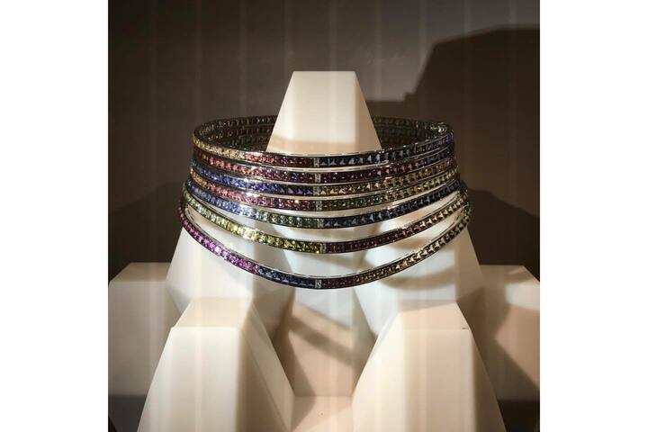 ブレスレット［フ・ドゥ・シエル］トルマリンやガーネット、アイオライト、インペリアルトパーズ、ダイヤモンドが使われた目に眩いブレスレット