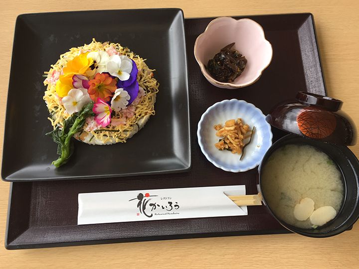 食べるのがもったいない、花がちりばめられた「花ちらし」