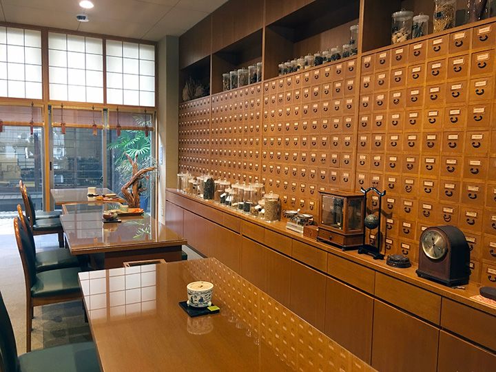 『山田松香木店』の店奥に設けられた薬箪笥。400ある引きだしには香木や生薬が入っている