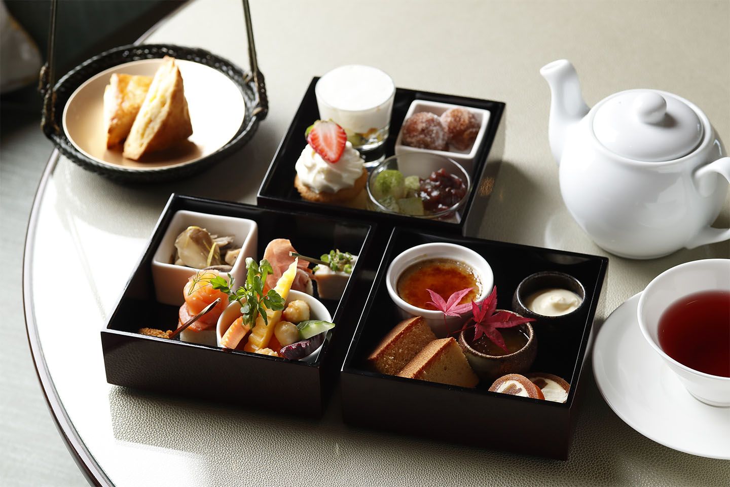 1名¥4,400・グラスシャンパンまたは純米吟醸酒「壱ノ壱ノ壱」付き ¥6,200 ※3時間制